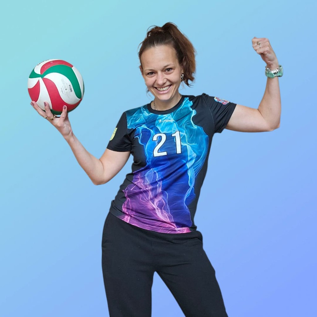 Monika Myśliwiec z piłką siatkową